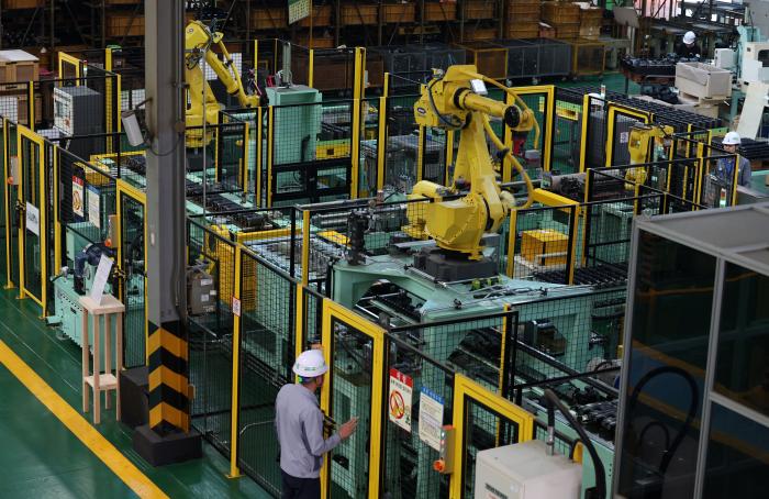 AI 궤도조립로봇이 궤도를 조립하고 있다.