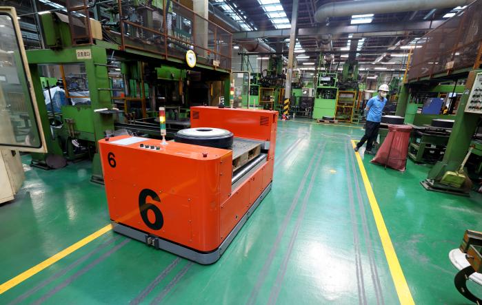 무인운반차가 부품을 받기 위해 이동하고 있다.