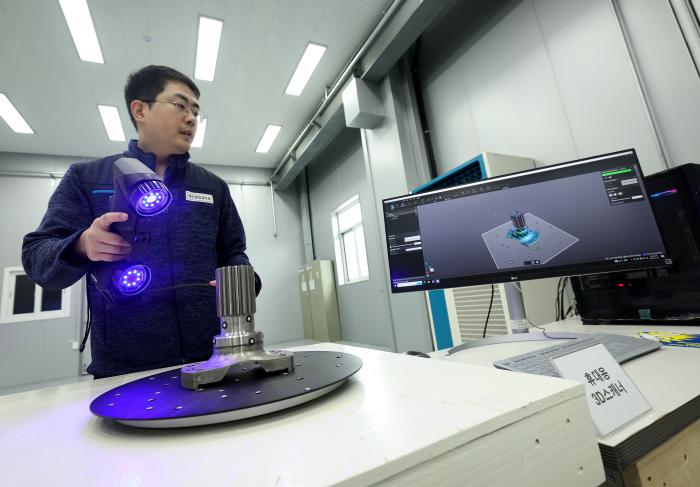 제품을 역설계하기 위해 3D스캐너를 이용하고 있다.