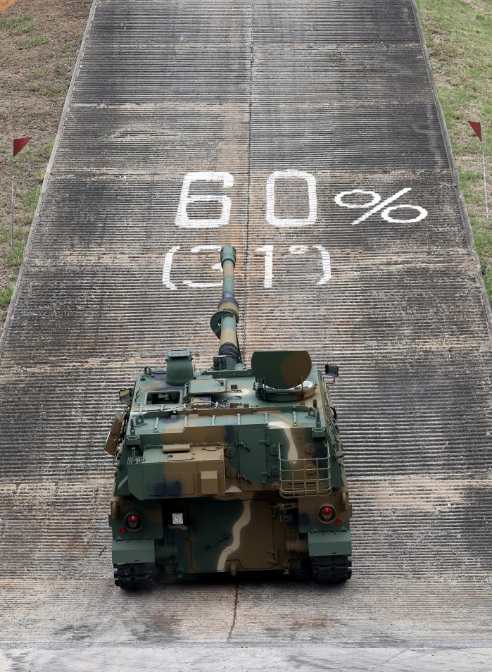 지난 14일 육군종합정비창 종합기능시험장에서 K9 자주포가 창정비를 마친 뒤 부대 출고를 앞두고 31도 경사를 오르며 등판 시험을 하고 있다.