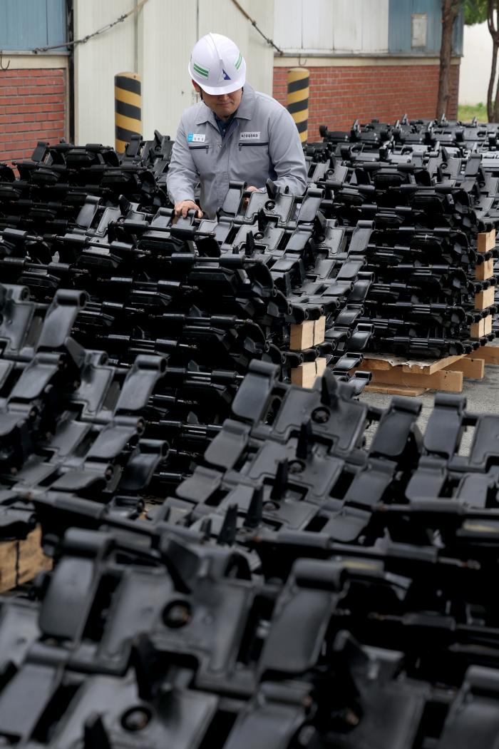 완성품 궤도를 부대 출고 직전 최종 검수하고 있다.