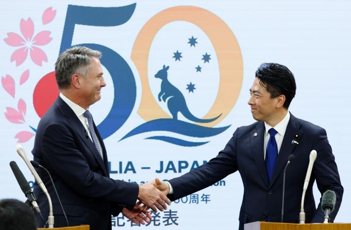 외교·국방 분야에서 제도화된 미국·일본·호주의 협력은 일본·호주 안보협력을 통해서도 뒷받침되고 있다. 양국의 2007년 안보협력 공동선언은 그 역사적 출발점이다. 사진은 지난 8일 일본 도쿄 방위성에서 리처드 말레스(왼쪽) 호주 부총리와 고이즈미 신지로 일본 방위상이 회담 후 공동 기자회견을 마치고 악수하는 모습. EPA·연합뉴스