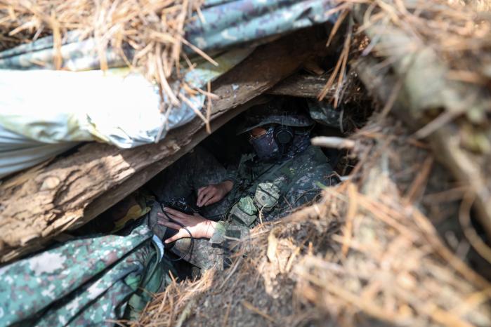 적 부대에 대해 첩보 보고하는 장병.