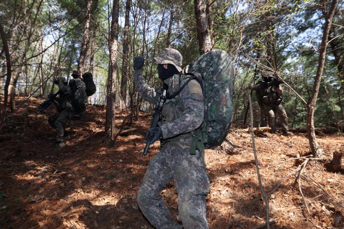 육군1군단 특공연대는 지난 6일부터 17일까지 경기 북부 일대에서 특공종합훈련을 했다. 특공연대 장병들이 훈련에서 행군 후 은거지 구축을 위해 정찰하는 모습. 이윤청 기자
