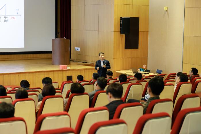 합동참모본부가 지난 17일 실시한 금융·경제교육에서 중견간부·군무원들이 강사의 강연을 듣고 있다. 합참 제공