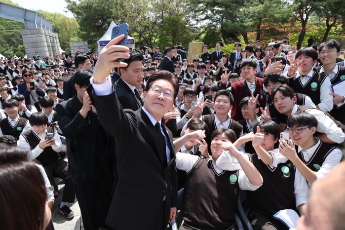이재명 대통령이 19일 서울 강북구 국립 4·19민주묘지에서 4·19혁명 기념식을 마친 후 학생들과 기념촬영을 하고 있다. 연합뉴스