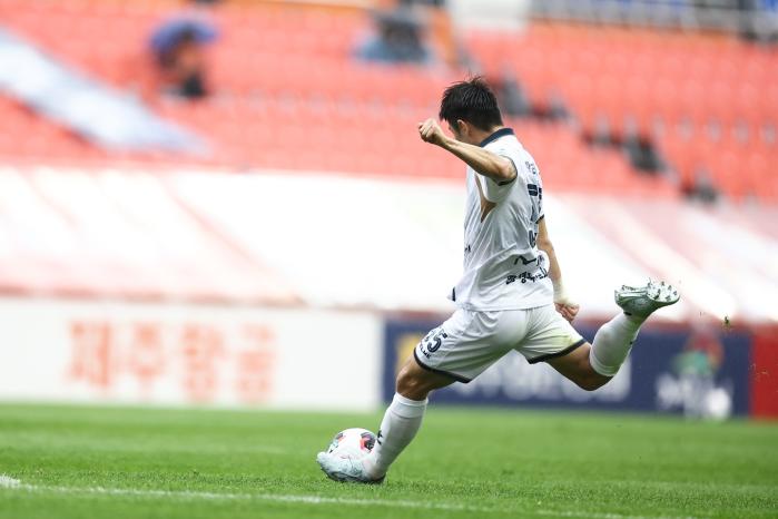 김천 상무 박태준 상병이 18일 제주월드컵경기장에서 열린 제주SK FC와 ‘하나은행 K리그1 2026’ 8라운드 원정경기에서 전반 28분 프리킥으로 선제골을 성공시키고 있다. 사진=김천 상무