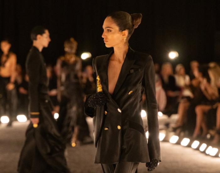 2026년 SS 스키아파렐리(Schiaparelli) 컬렉션에서 공개된 보석 장식 단추로 포인트를 준 새틴 소재의 바이어스컷 수트 재킷. 나뭇가지 모양의 금도금 황동 이어링에 큐빅 장식이 수놓아져 있다. 필자 제공