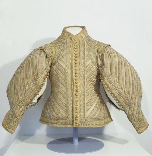 단추로 빼곡하게 장식한 비비안 웨스트우드의 아머 재킷. 필자 제공