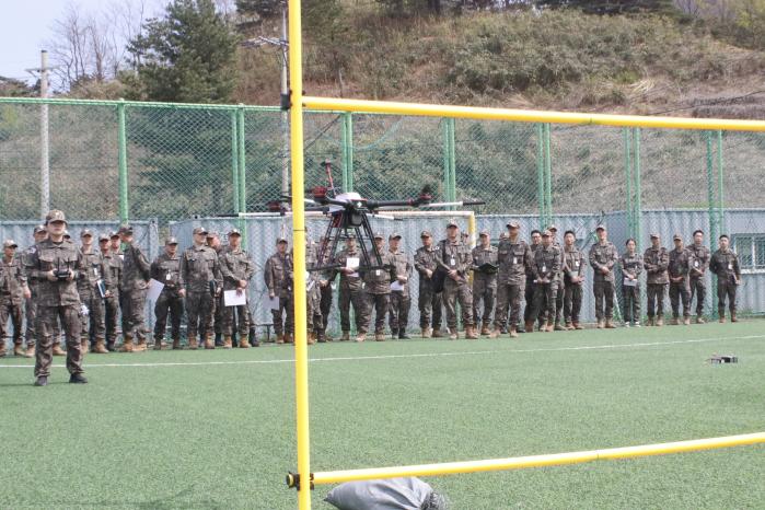 육군22보병사단이 최근 개최한 드론 운용 교육훈련 시범·활성화 방안 토의에서 교관이 상용드론 운용 시범을 보이고 있다. 사진 제공=임승훈 중사