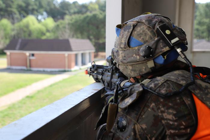 육군2기갑여단 불사조대대 장병이 경기 파주시 도시지역작전 전투훈련장에서 근접전투기술을 숙달하고 있다. 부대 제공