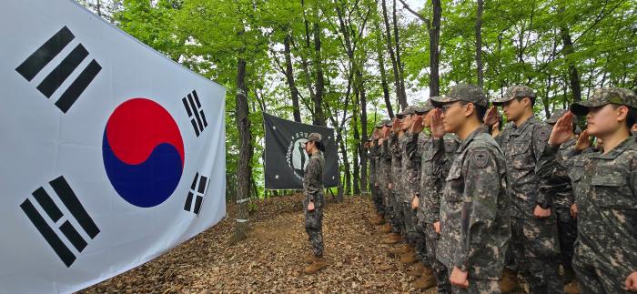 육군학생군사학교 강남대 학군단 소속 학군사관후보생들이 20일 경기 광주시 무갑산 일대 6·25전쟁 유해발굴 현장을 찾아 선배 전우들의 헌신을 기리는 경례를 하고 있다. 부대 제공