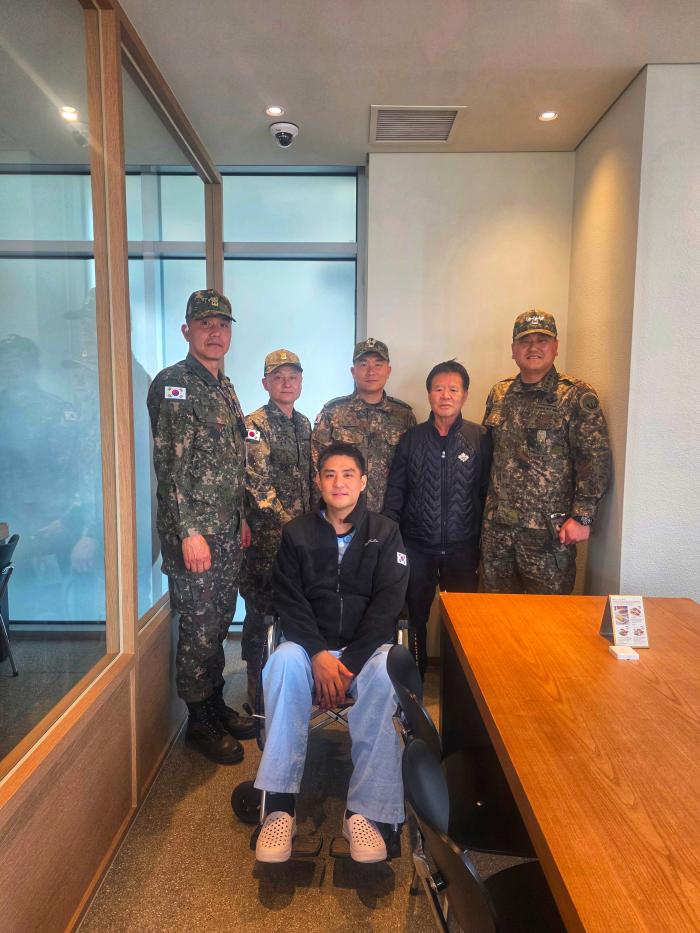 육군7군수지원단 장병들이 병마와 싸우고 잇는 김원규(앞줄) 상사에게 부대원의 마음을 담은 성금을 전달한 뒤 기념사진을 찍고 있다. 부대 제공