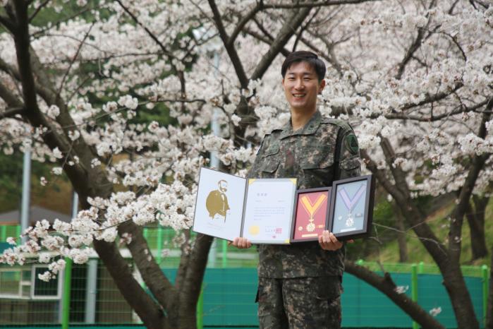 헌혈 200회를 달성한 육군56보병사단 삼각산여단 홍승호 소령. 부대 제공