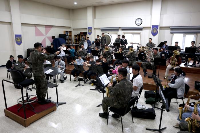 해군3함대 군악대 장병과 은광학교 학생들이 장애인의 날을 앞둔 지난 17일 군악대 대합주실에서 서용덕 군악대장의 지휘 아래 합동연주를 하고 있다.