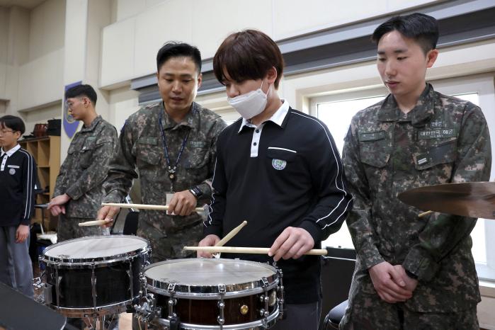 마음을 모아 함께 연주하는 장병과 학생