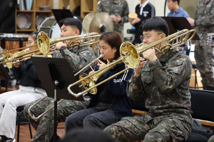군악대 장병과 은광학교 학생이 트롬본을 연주하고 있다.