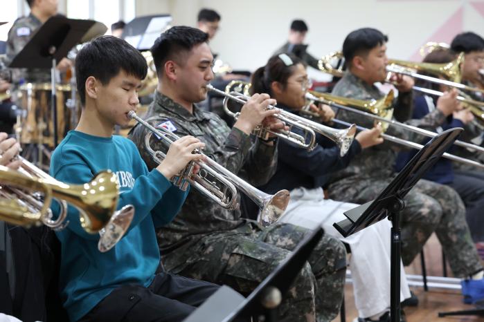 류지웅(오른쪽) 상병이 멘티와 함께 트럼펫을 연주하고 있다.