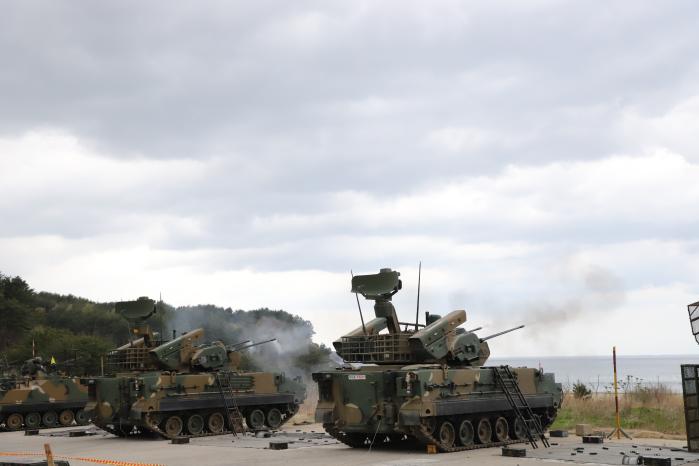 육군수도기계화보병사단 비호복합이 20일 열린 통합 대공사격훈련 중 30㎜ 대공포를 발사하고 있다. 부대 제공