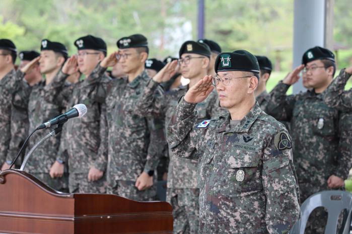 육군35보병사단이 20일 개최한 창설 71주년 기념식에서 김광석(맨 앞) 사단장을 비롯한 주요 직위자들이 경례하고 있다. 부대 제공