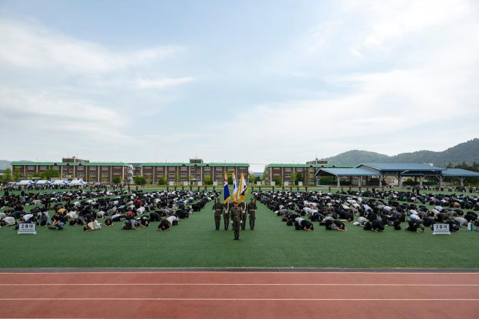 20일 해군교육사령부 기초군사교육단에서 열린 해군병 724기 입영식에서 입영장정들이 부모님께 큰절을 하고 있다. 사진 제공=홍성민 중사