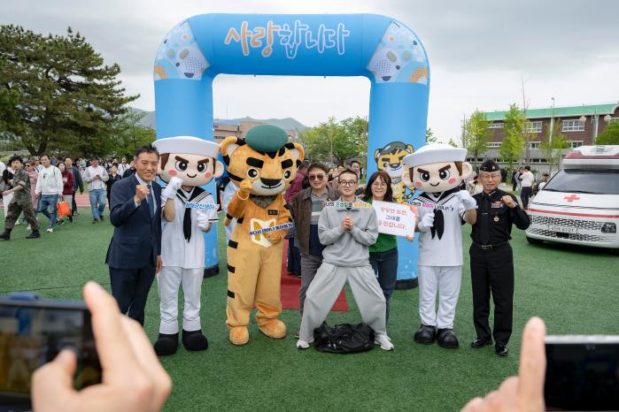 강정호(맨 오른쪽) 해군교육사령관과 김종원 경남지방병무청장(맨 왼쪽)이 20일 열린 해군병 724기 입영 문화제 ‘사랑의 길’에서 입영장정·가족들과 기념촬영을 하고 있다.