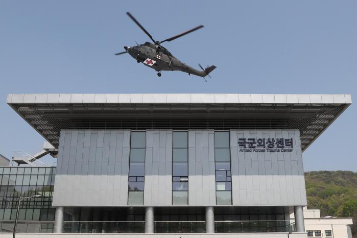 국군외상센터가 20일 개소 4주년을 맞았다. 센터는 개소 이후 현재까지 1607명의 민·군 외상환자를 치료하며 장병과 국민을 아우르는 외상치료 핵심 거점으로 거듭났다. 국군외상센터 헬리패드에서 의무후송 전용헬기가 이륙하는 모습. 조종원 기자