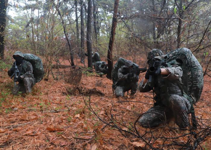 육군수도군단 특공연대 번개대대 장병들이 주·야 연속 야외종합전술훈련에서 임의지역 침투 중 사주 경계를 하고 있다. 부대 제공