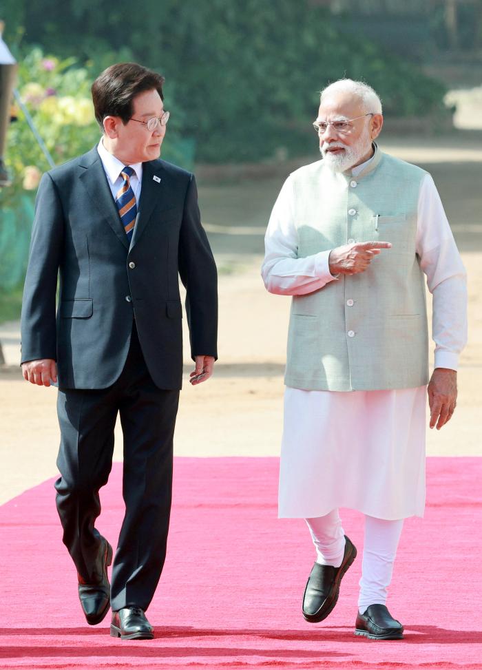 이재명 대통령과 나렌드라 모디 인도 총리가 20일(현지시간) 뉴델리 대통령궁에서 국빈방문 공식 환영식 후 이동하고 있다. 연합뉴스