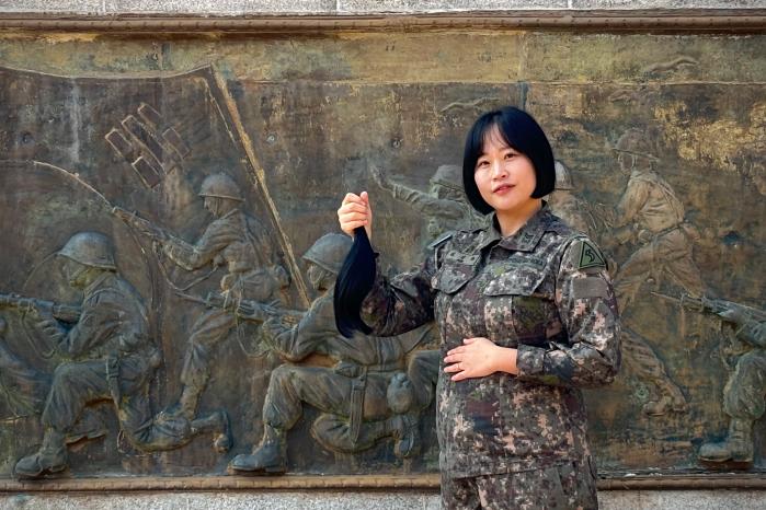 임신 중 모발기부에 동참한 육군53보병사단 군사경찰대대 김진화 중사. 부대 제공