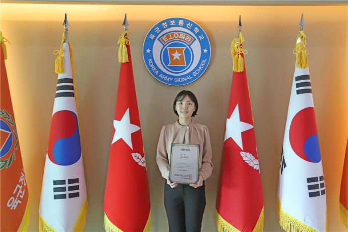 수년간 소중하게 기른 머리카락을 소아암으로 투병하고 있는 아이들에게 전달한 육군정보통신학교 김가현 군무주무관. 부대 제공