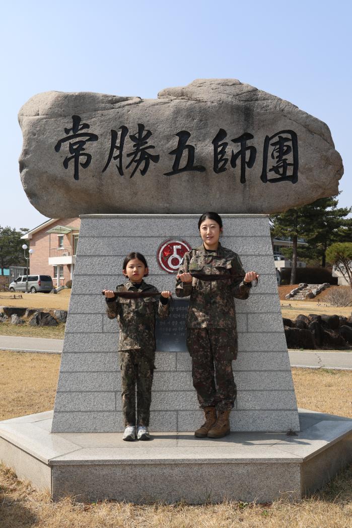 9세 딸과 함께 모발기부를 실천한 육군5보병사단 군사경찰대대 박경희 중사. 부대 제공