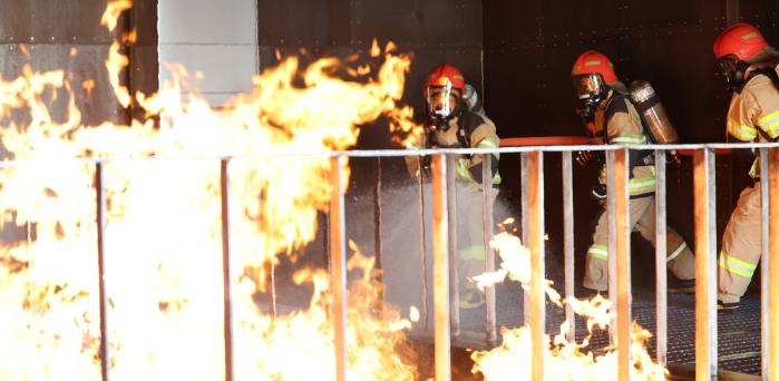 실제 같은 훈련장서 실전같이…해군3함대 손상통제훈련장에서 장병들이 ‘손상통제훈련팀(DCTT) 교관화 과정’ 중 실전을 방불케 하는 화재 진압훈련을 하고 있다. 3함대는 “2500톤급 호위함(FFG) 광주함 장병들을 대상으로 지난 13~17일 전개한 올해 첫 DCTT 교관화 과정을 성공적으로 마쳤다”고 21일 밝혔다. 조종원 기자