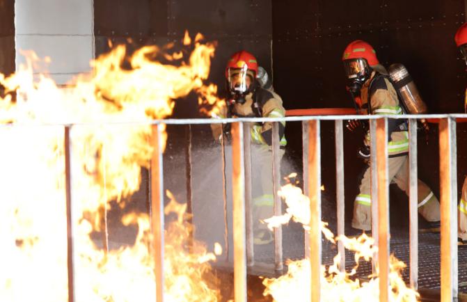 실제 같은 훈련장서 실전같이&hellip;해군3함대 손상통제훈련장에서 장병들이 &lsquo;손상통제훈련팀(DCTT) 교관화 과정&rsquo; 중 실전을 방불케 하는 화재 진압훈련을 하고 있다. 3함대는 &ldquo;2500톤급 호위함(FFG) 광주함 장병들을 대상으로 지난 13~17일 전개한 올해 첫 DCTT 교관화 과정을 성공적으로 마쳤다&rdquo;고 21일 밝혔다. 조종원 기자