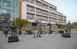 공군20전투비행단 밴드 동아리가 부대원들 앞에서 야외 버스킹 공연을 펼치고 있다. 사진 제공=최지석 하사