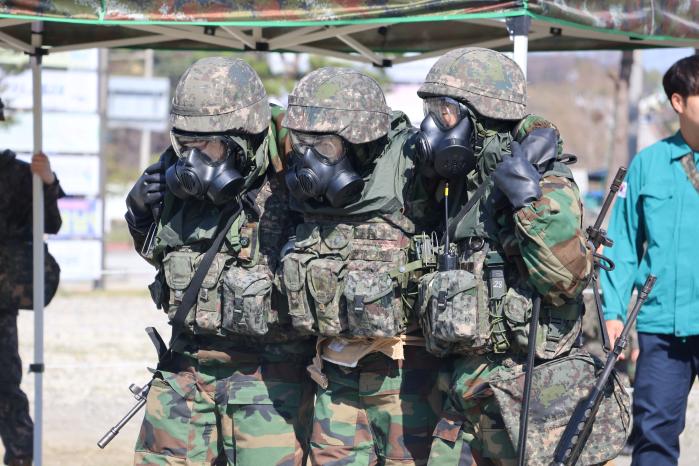 육군35보병사단 장병들이 지난 16일 전북 순창발효테마파크 일대에서 개최된 대량사상자 관리 통합방위훈련 중 환자를 부축하고 있다. 부대 제공