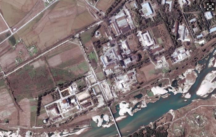 북한의 영변 핵시설은 북한 핵 위협의 상징이자 그 위협의 물리적 생산 기반이며, 북한 핵전략 변화를 읽는 지표임과 동시에 협상을 통한 문제 해소의 현실적 진입로가 될 수 있다. 미국의 북한전문매체 38노스가 지난해 1월 촬영한 영변 핵시설 모습. 38노스는 우라늄 농축시설 위에 쌓인 눈이 녹은 것 등으로 볼 때 핵시설이 지속적으로 가동되고 있다고 분석했다. EPA·연합뉴스