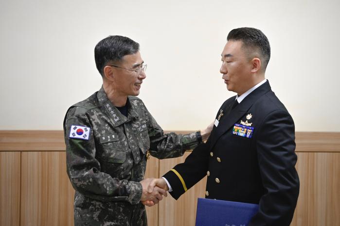 21일 김경률(왼쪽) 해군참모총장이 3함대 대비태세 현장지도 간 근무유공자 홍순천 준위에게 표창을 수여한 뒤 격려하고 있다. 해군 제공