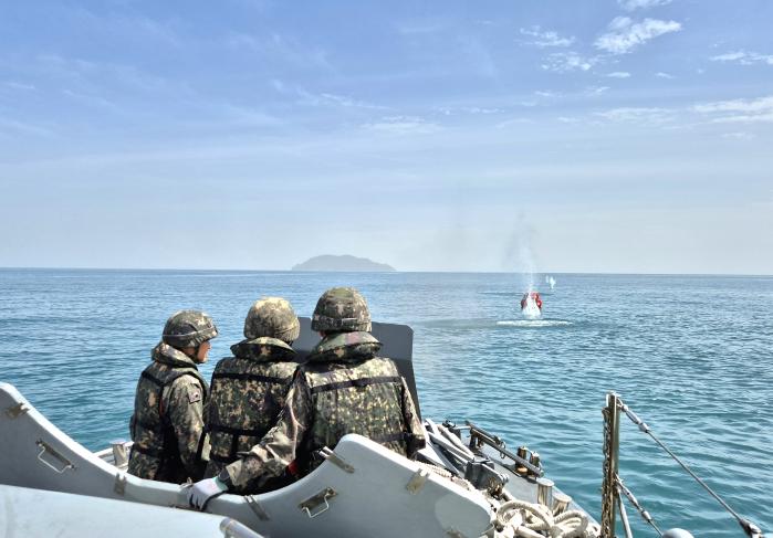 육군31보병사단 횃불여단 장병들이 21일 ‘육군 경비정 해상사격’에서 표적을 향해 기관총을 발사하고 있다. 사진 제공=김태민 중위