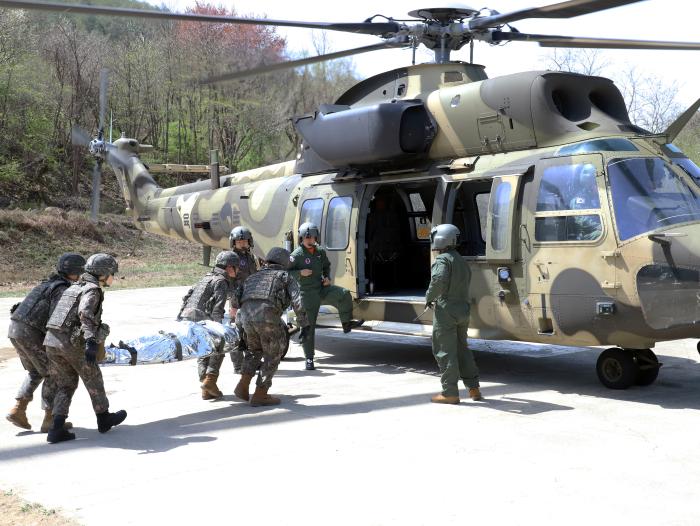 육군7보병사단 의무대대 장병들이 21일 강원 인제군 과학화전투훈련단(KCTC) 훈련장에서 KUH-1 수리온 헬기를 이용한 항공의무후송 야외기동훈련을 하고 있다. 부대 제공