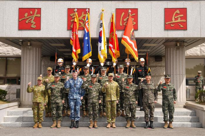 21일 주일석(앞줄 왼쪽 넷째) 해병대사령관이 사이먼 스튜어트(앞줄 오른쪽 넷째) 호주 육군참모총장을 비롯한 관계자들과 기념촬영하고 있다. 해병대 제공