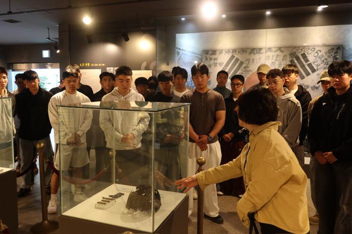 공군5공중기동비행단 초급간부들이 학도의용군 전승기념관에서 해설사의 설명을 듣고 있다. 사진 제공=정신희 중위