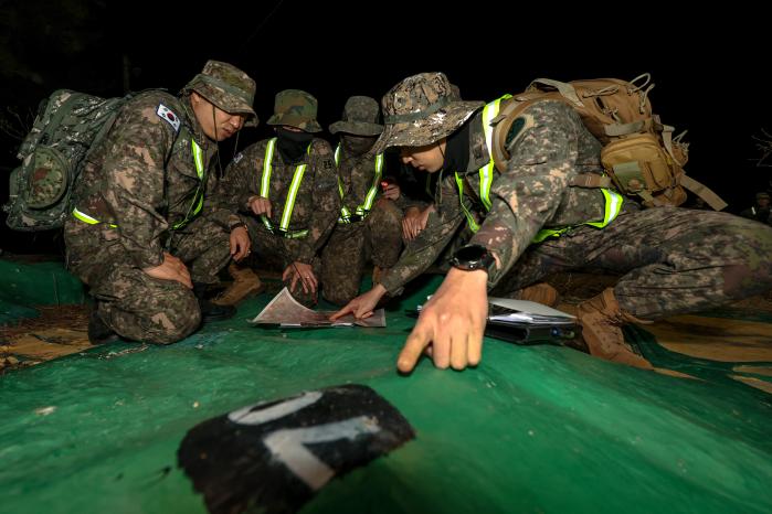 육군부사관학교가 지난 17일까지 6주간 진행한 소부대전투전문가과정 중 교육생들이 야간 방어전투 토의안 적합성을 검증하고 있다. 부대 제공