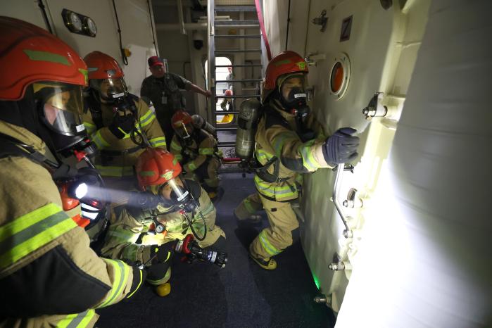 해군3함대의 올해 첫 ‘손상통제훈련팀(DCTT) 교관화 과정’이 지난 13~17일 진행됐다. 장병들이 화재진압을 위해 격실에 진입하는 모습.