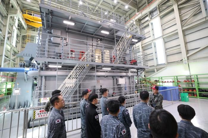 장병들이 손상통제훈련 교관의 훈련 지침을 듣고 있다.