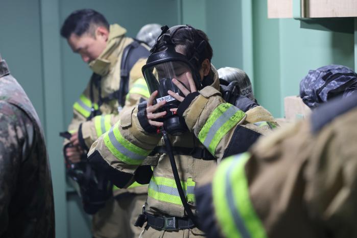 소화마스크를 착용 중인 장병.