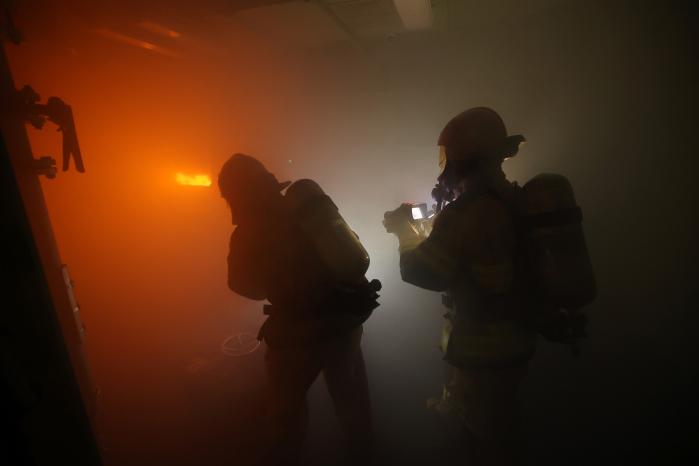 해군3함대의 올해 첫 ‘손상통제훈련팀(DCTT) 교관화 과정’이 지난 13~17일 진행됐다. 장병들이 화재를 진압하는 장면.