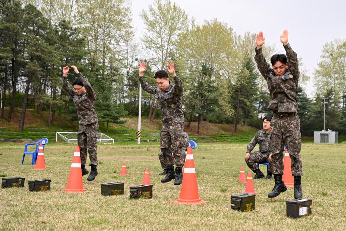 공군17전투비행단 군사경찰 장병들이 전투체력 평가대회에서 버피 테스트를 하고 있다. 사진 제공=김재겸 상사