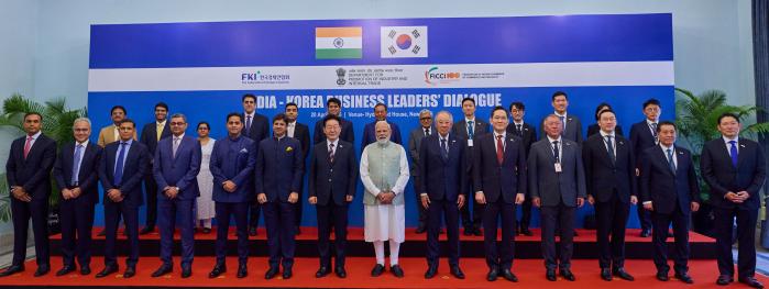 이재명 대통령과 나렌드라 모디 인도 총리가 20일(현지시간) 뉴델리 총리 청사에서 열린 ‘한·인도 경제인 대화’ 참석자들과 기념촬영을 하고 있다. 한국경제인협회 류진 회장, 삼성전자 이재용 회장, 현대자동차그룹 정의선 회장, LG그룹 구광모 회장, 포스코홀딩스 장인화 회장, HD현대 정기선 회장, 효성 조현준 회장, 네이버 최수연 대표, GS건설 허윤홍 대표, SK 이형희 부회장, 크래프톤 김창한 대표 등이 초청됐다. 연합뉴스