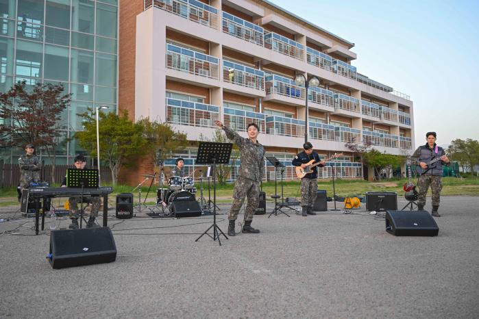 공군20전투비행단 밴드 동아리가 부대원들 앞에서 야외 버스킹 공연을 펼치고 있다. 사진 제공=최지석 하사